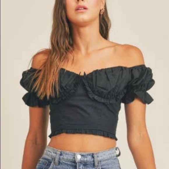 Tops - Women’s black off the shoulders crop top